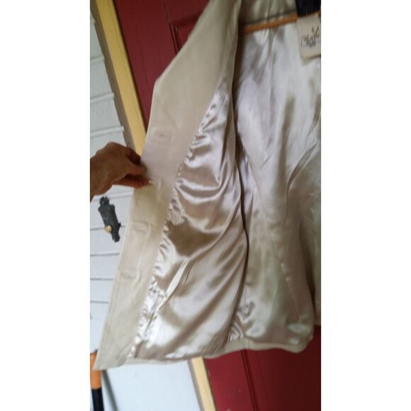 White - Picture 5 of 11